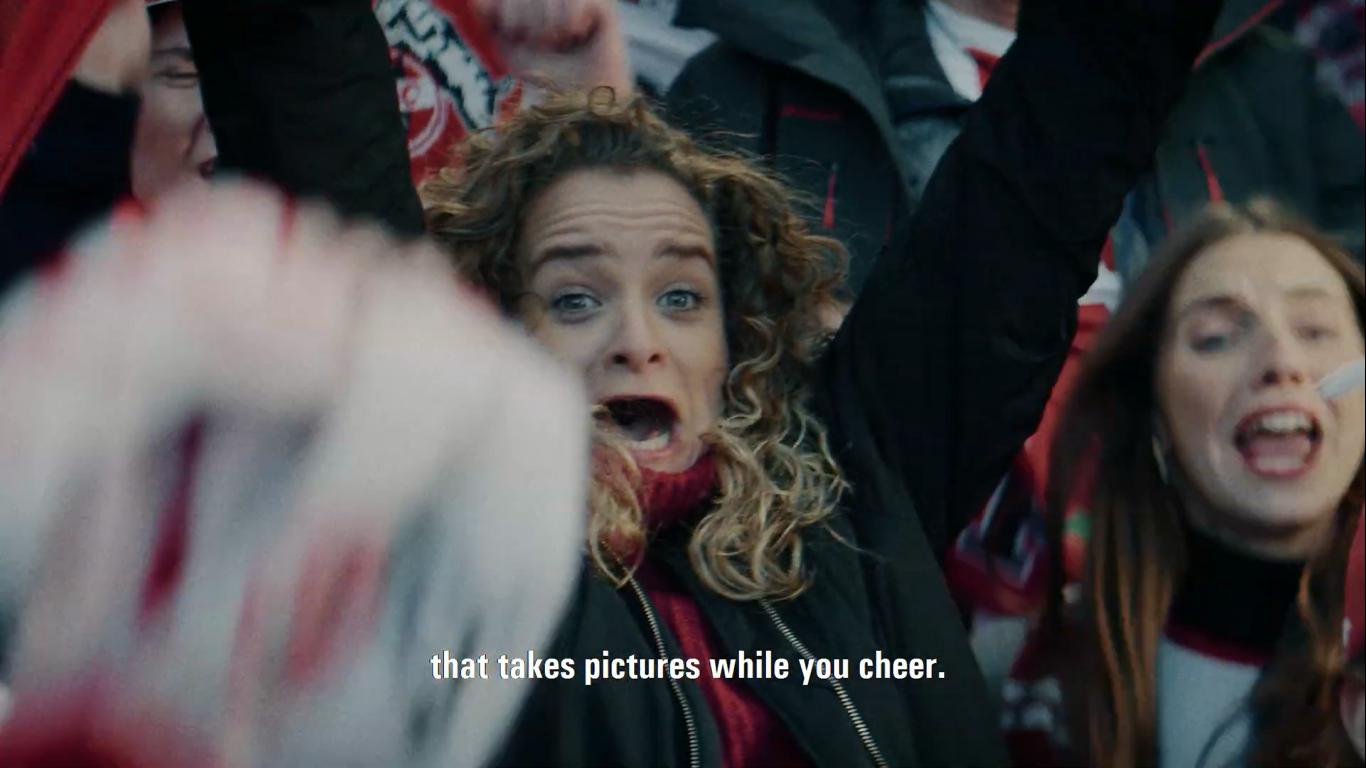 即可为球队加油又可玩自拍的围巾