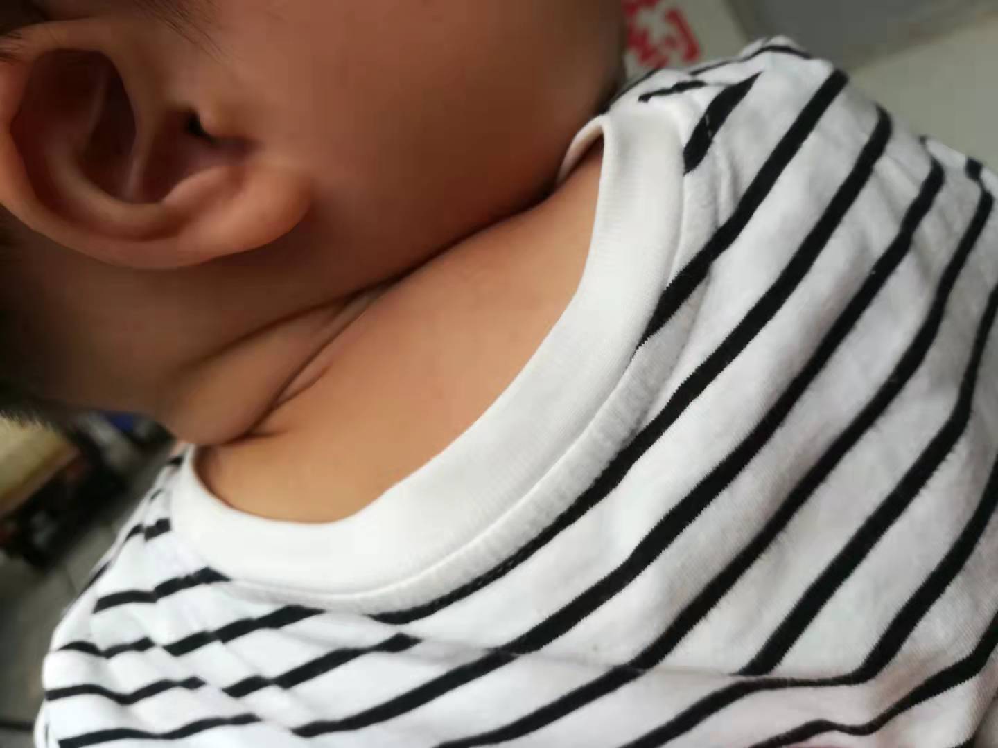 9岁小女孩发烧视频,九个月大的女宝宝发烧怎么办