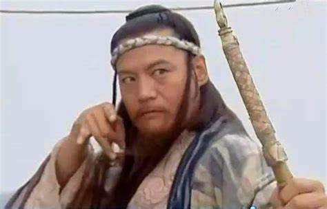 岳不群是怎样被打败的,岳不群的武功为何不如左冷禅呢