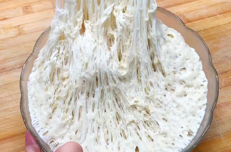 烙饼时，直接烙是大错特错，多加这一步，饼柔软起层，凉了也不硬