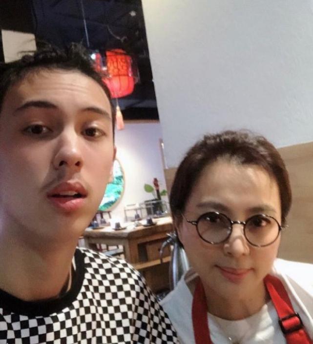 56岁女星住在房子里,五十多岁女人房间装饰