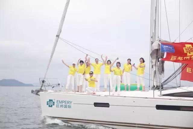 巨邦快乐集结号丨看见了，其中一艘游艇上，是我们的船长大舅哥