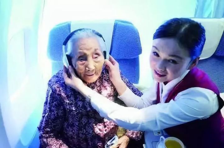 老人坐飞机的流程讲解视频,老年人坐飞机的流程详细步骤