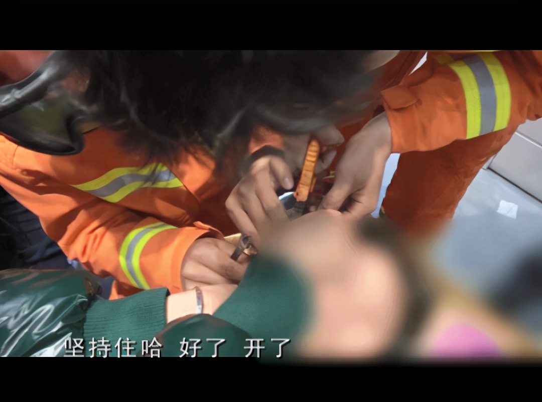 一直担心的事情发生了！济南一六岁女孩打耳洞，却被耳钉枪夹住耳朵