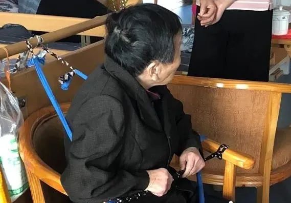 为了照顾他，只能绑住他｜养老院最残酷也最真实的一面