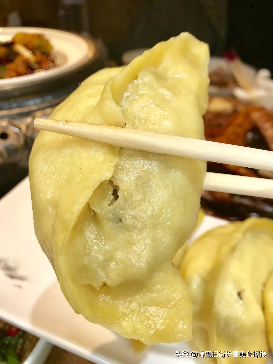 二道老厂区奇店。鹅的一切，全都炭火烤。烤鹅脖大锤抡