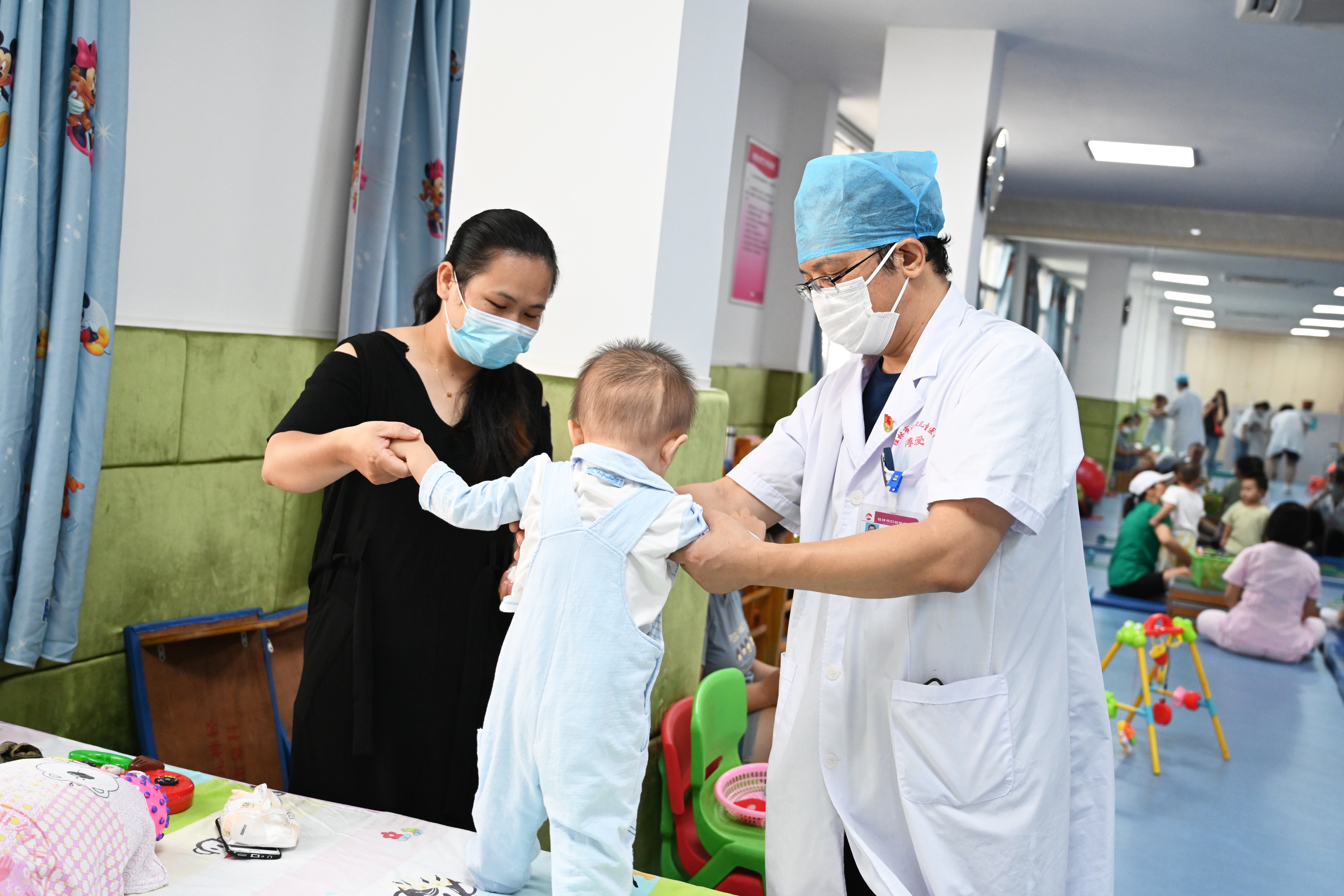 尽心尽力为患儿消解苦痛，他给这些家庭带来希望