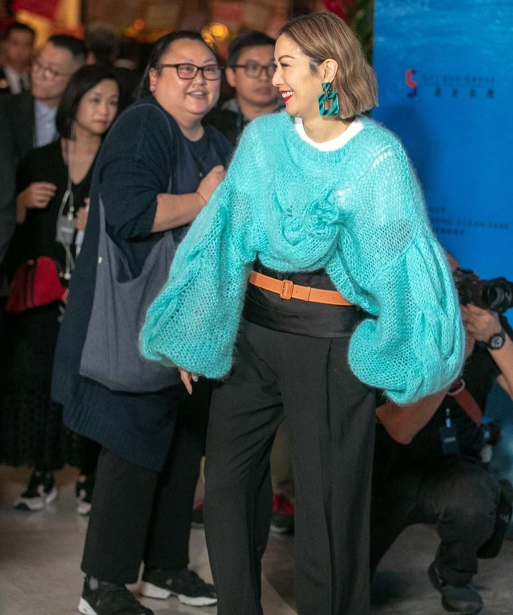 郑秀文减龄背心,郑秀文蓝衬衫搭配