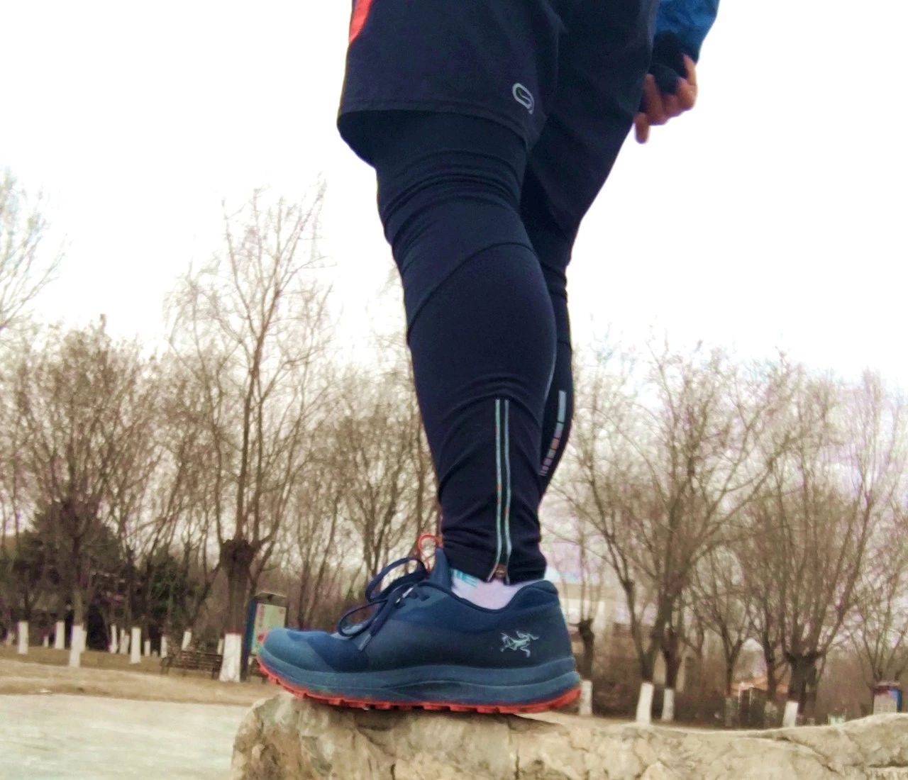 公认脚感最好的户外鞋始祖鸟,始祖鸟越野跑鞋高帮灰色