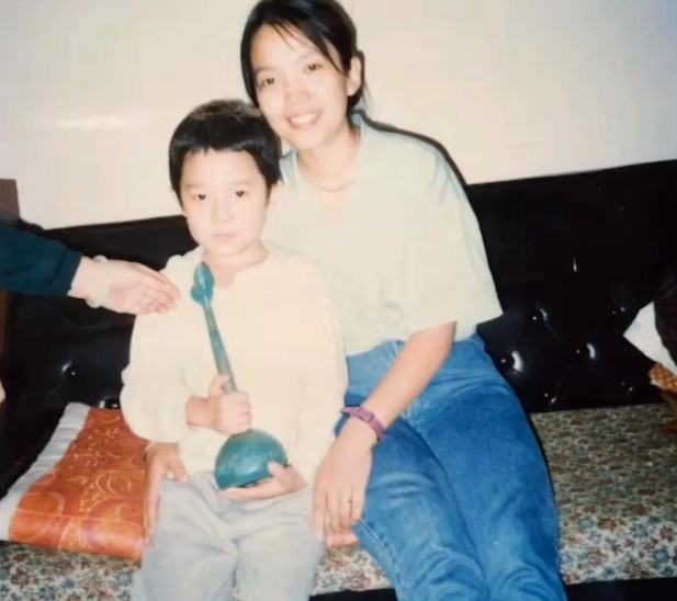 61岁的吕丽萍：嫁过3个男人，离过2次婚，提起张丰毅感到后悔