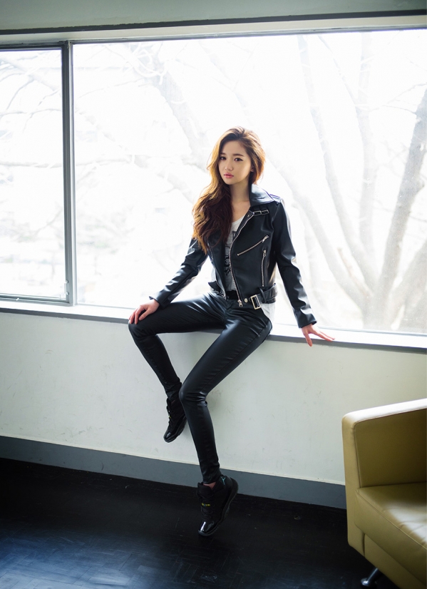 中国美女穿皮裤的搭配,老师穿皮裤搭配靴子