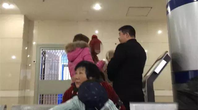 今天必须曝光他们！医院门口这些人谁认识？