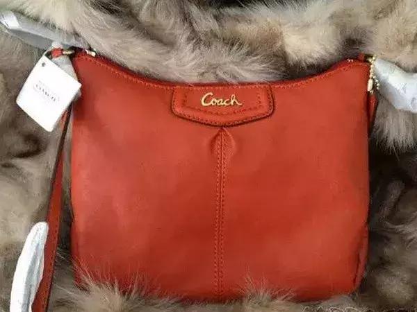 coach的专柜款大红斜挎女包,coach折扣店包跟专柜的区别