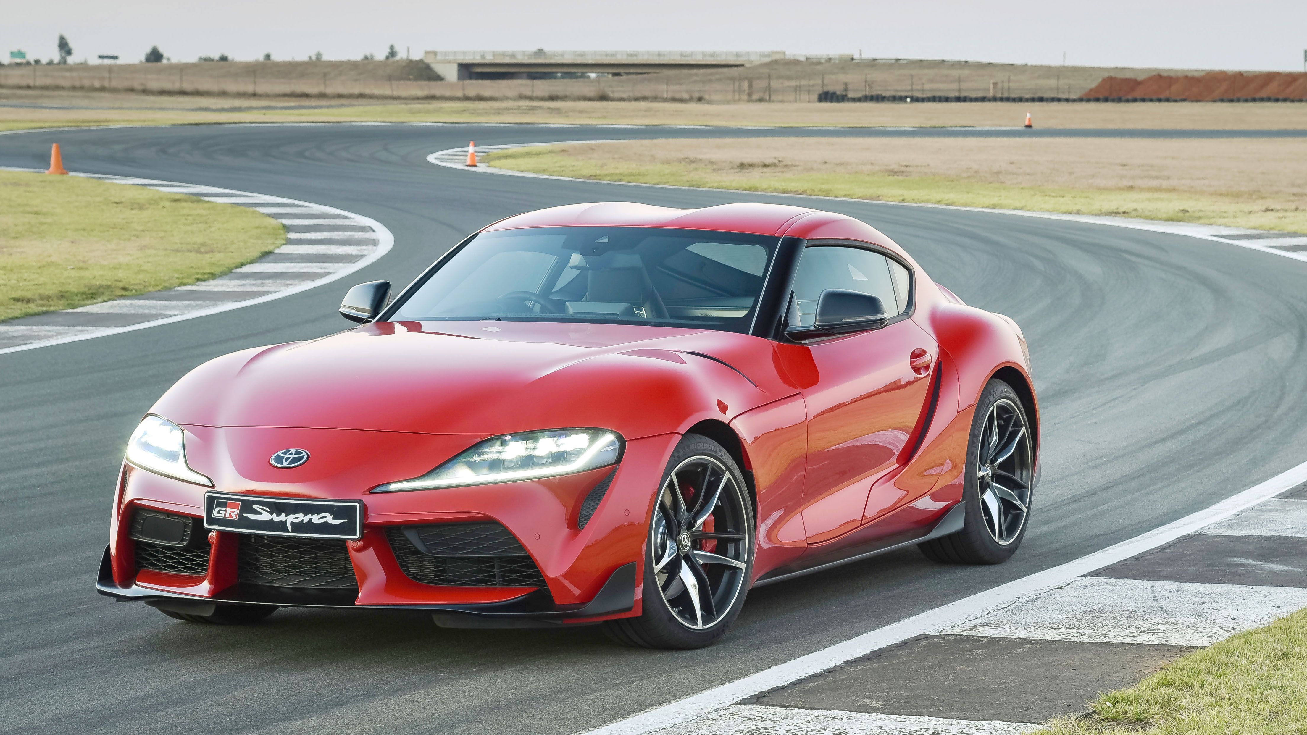 丰田皇冠是什么级别的车,丰田有个suv前面是皇冠