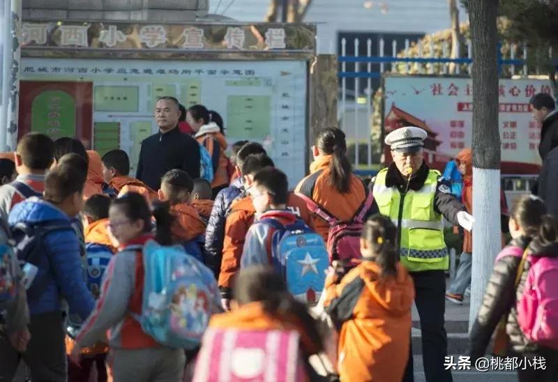 59岁了还在指挥交通！他已经从“蜀黎”变成了“爷爷