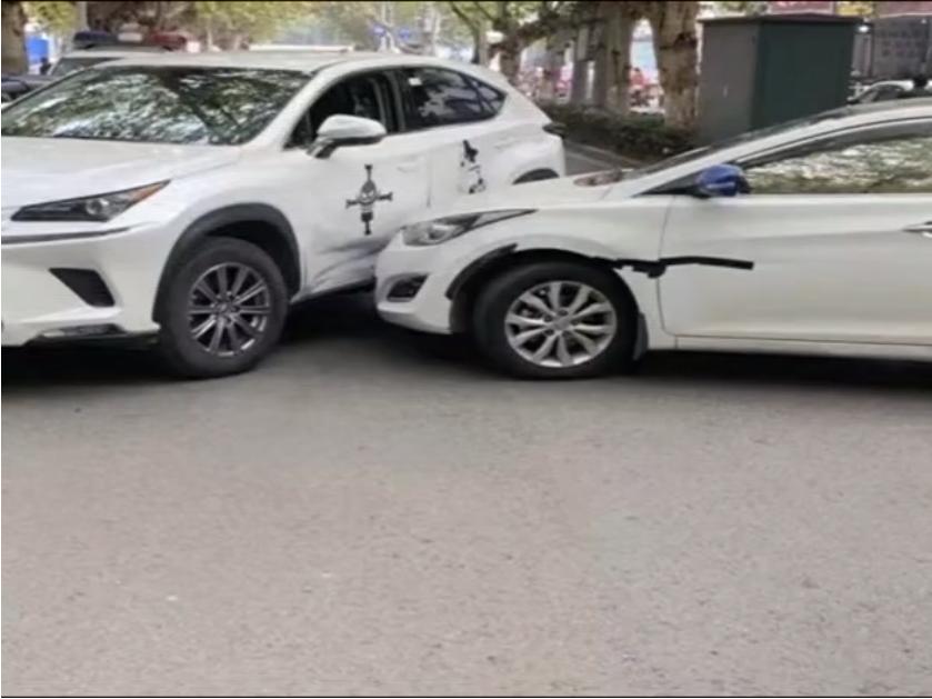 两车发生事故男子狂拉车门,路怒男超车后紧急刹车酿惨剧