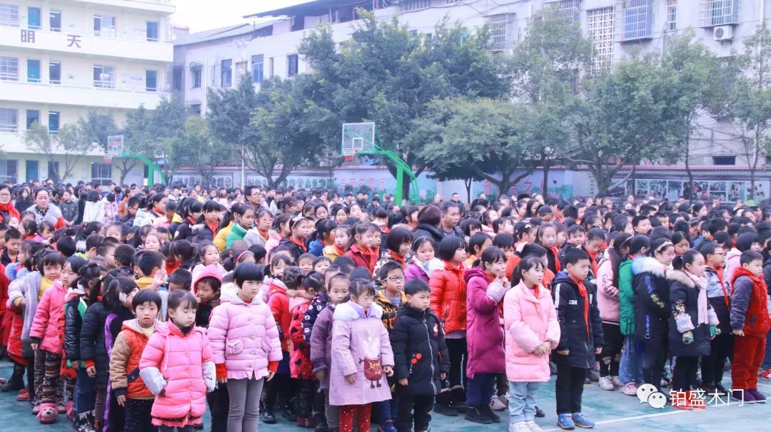 爱心公益感恩回馈,爱心捐赠助力教育事业发展