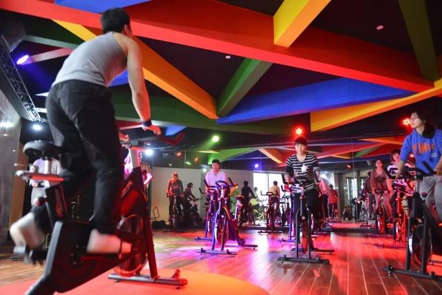 千人晚宴、体育狂欢、明星路演……玩转校园文化，尽享大学魅力！