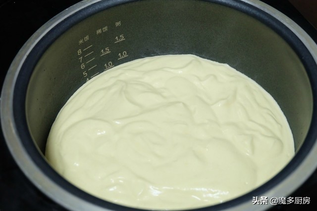 这才是电饭锅蛋糕正确的做法,用300g蛋糕预拌粉做电饭锅蛋糕