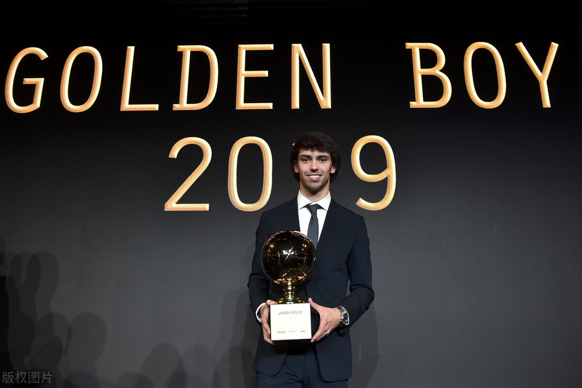 盘点世界足坛12位亿元级别转会费的球员，30岁以上的只有C罗