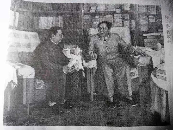 22个版本毛主席和*国锋华**同志在一起的画作,历史瞬间,永恒记忆