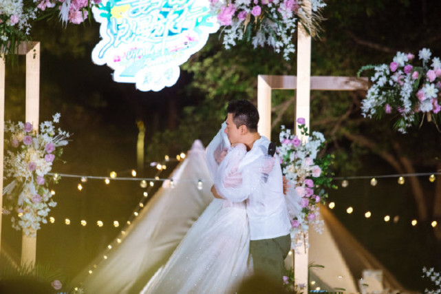 张馨月给林峯唱歌,林峯张馨月甜蜜瞬间