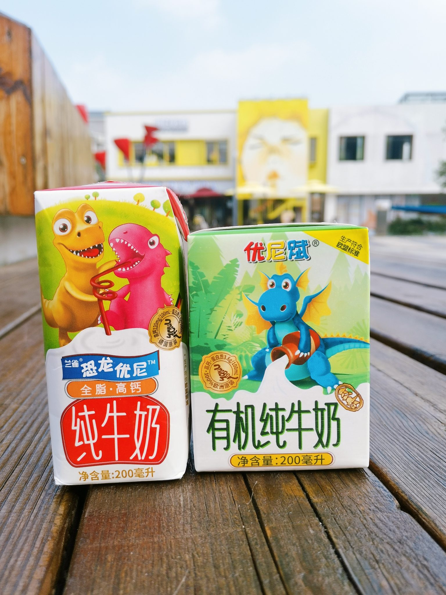 牛奶保质期30天和六个月区别,保质期长的牛奶是加了防腐剂吗