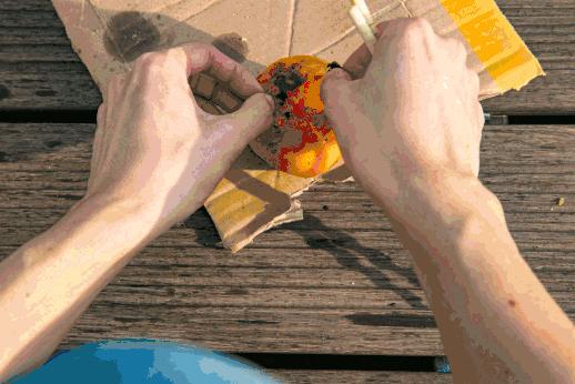 趁着午休两小时，他们在天台上组了个jió盆烤肉趴