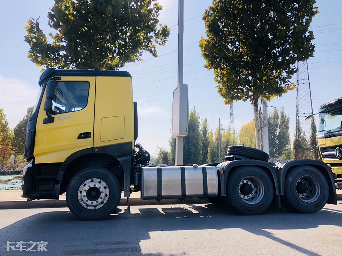 北奔重卡牵引车自重多少斤,北奔v3重载版前四后八自卸车