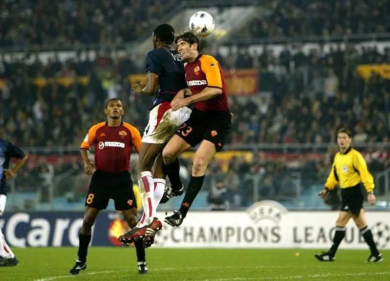 边翼卫的跑位和踢法,足球8人制边后卫和边翼卫区别