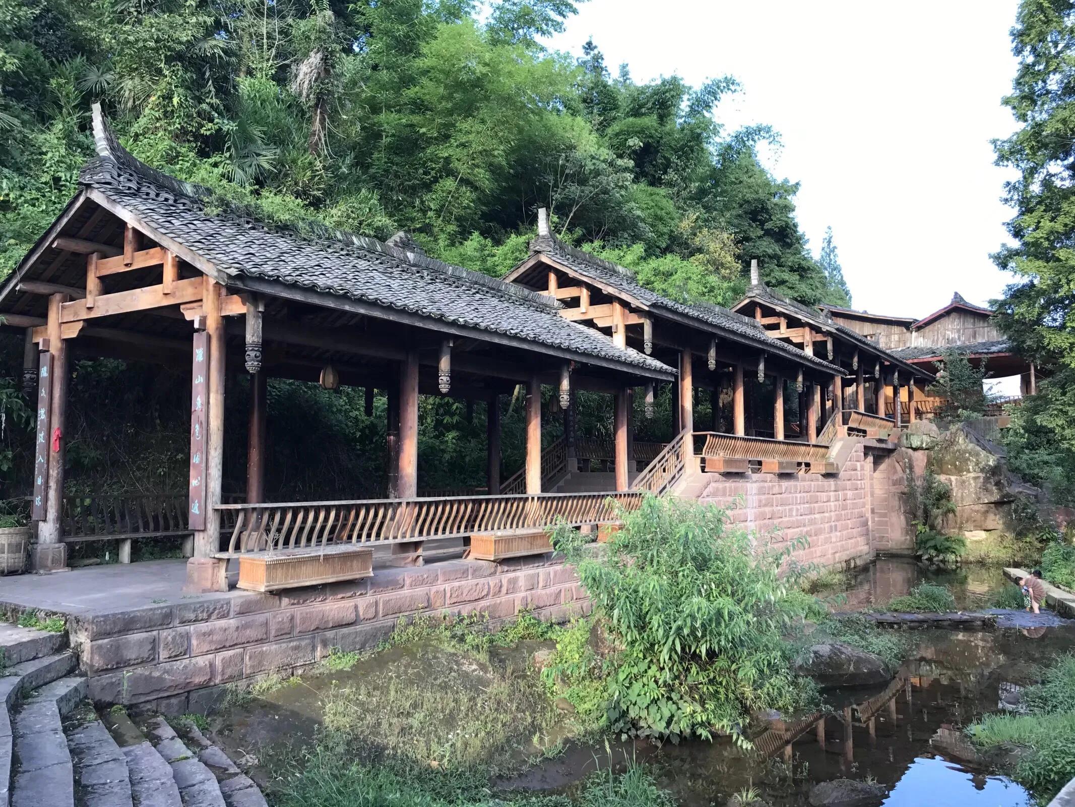 两水夹明镜双桥落彩虹全诗,有山有水不潮湿的避暑胜地