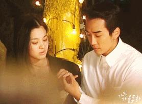 宋慧乔宋仲基最新照,宋慧乔离婚后化烟熏妆气场强大