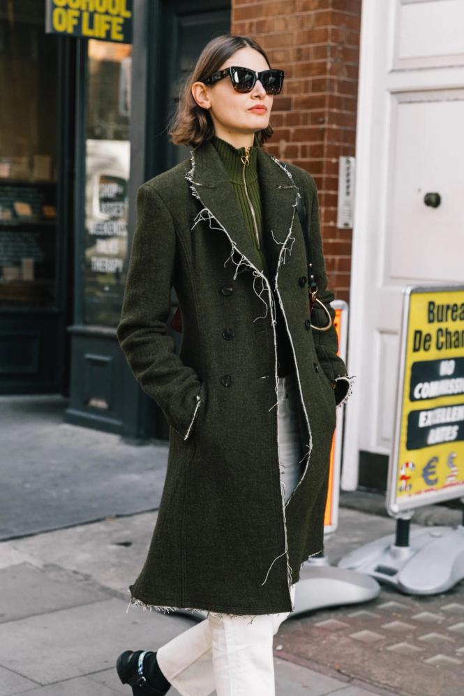 深卡其色大衣冬内搭什么好看,咖色冬大衣配什么颜色内搭