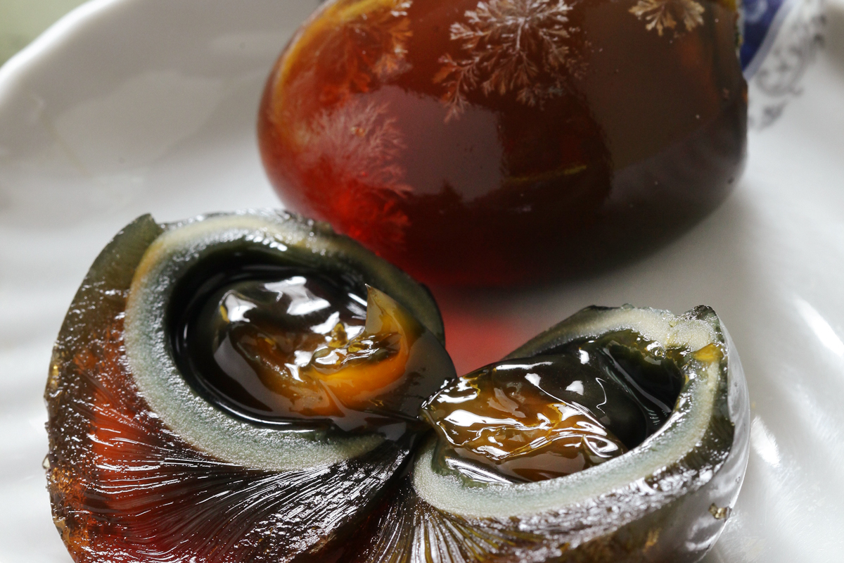 怎么选皮蛋蛋黄才不会稀,皮蛋的正确煮法