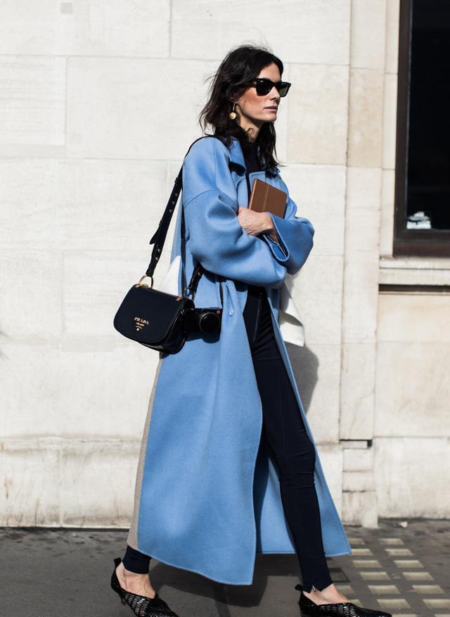 黑黄皮肤穿什么颜色的大衣显白,女士皮肤黑适合穿这6个颜色