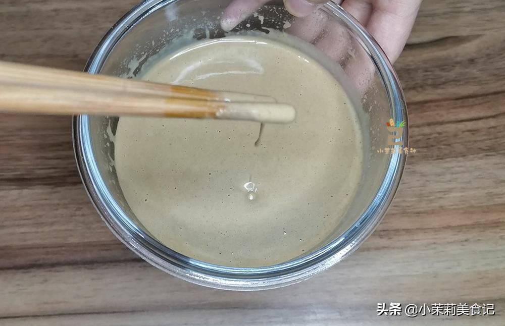热干面调麻酱很关键，加入雪碧是灵魂，层层美味，好吃到停不下来