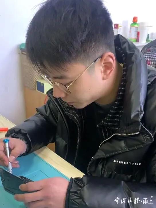 捡到手机后去刷机？店老板这顿怒斥火遍全网