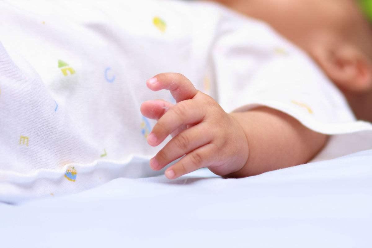 刚生的小宝宝在医院怎么护理,新生女宝宝假例假