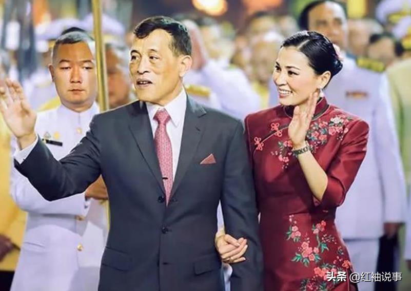 37岁诗妮娜公开晒照,诗妮娜写真穿蓝色鱼尾裙