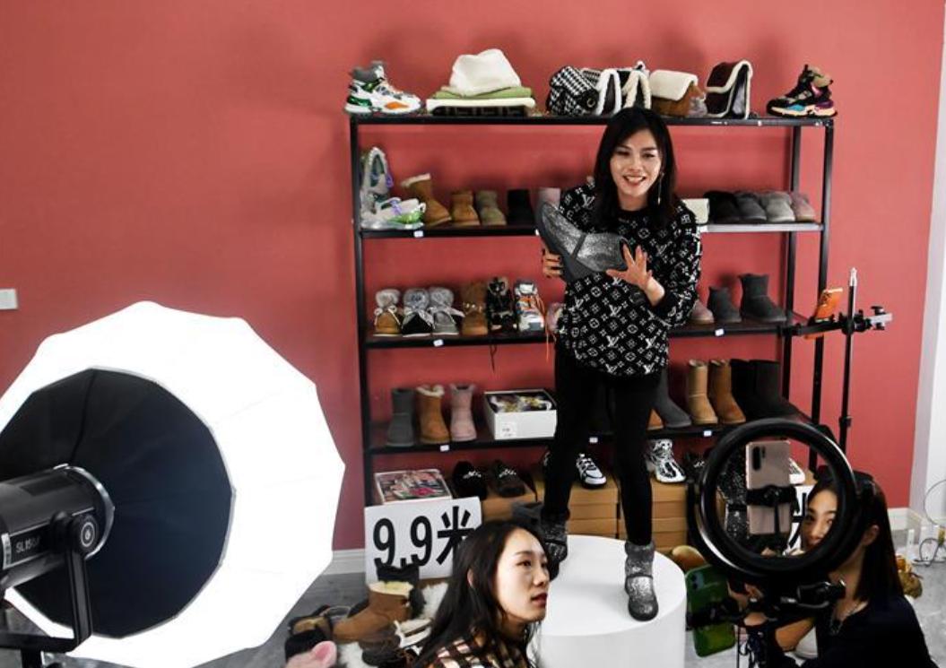 你半个朋友圈的微商，都在跪求河南这个6000人的“小破村”？