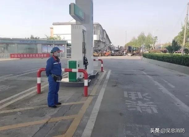 汽车加油发动机起火怎么办,加油时车辆突然起火应怎么处理