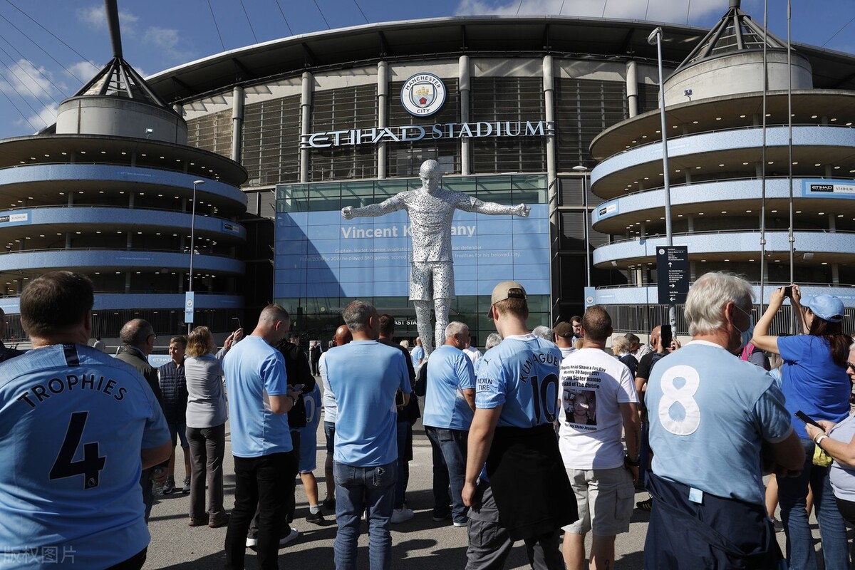 曼城孔帕尼雕像,曼城主场伊蒂哈德球场雕像