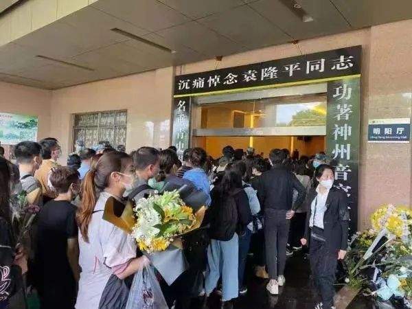 采访悼念袁隆平,长沙市民自发夹道送别袁隆平院士