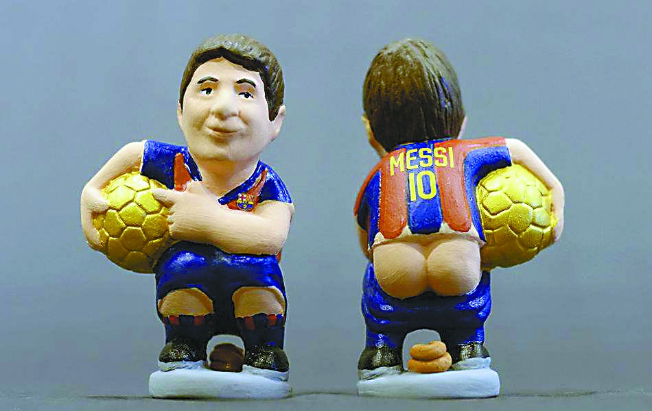 梅西被制作成“大便玩偶”，手抱金球拉粑粑，皮克夫妇形象更逗