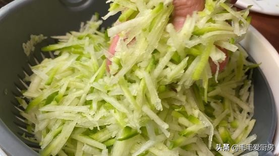 炸肉丸子怎么做嫩有弹性不硬,教你正确炸丸子外酥里嫩超级香