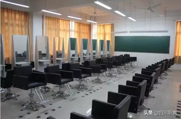 校园最美妆容，我们在成都塔子山附近的学校发现了