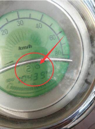 液晶仪表显示一半亮一半很暗,液晶显示屏黑了一块