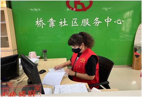 党员干部进社区主动请缨抗疫情,预防疫情税务干部进社区