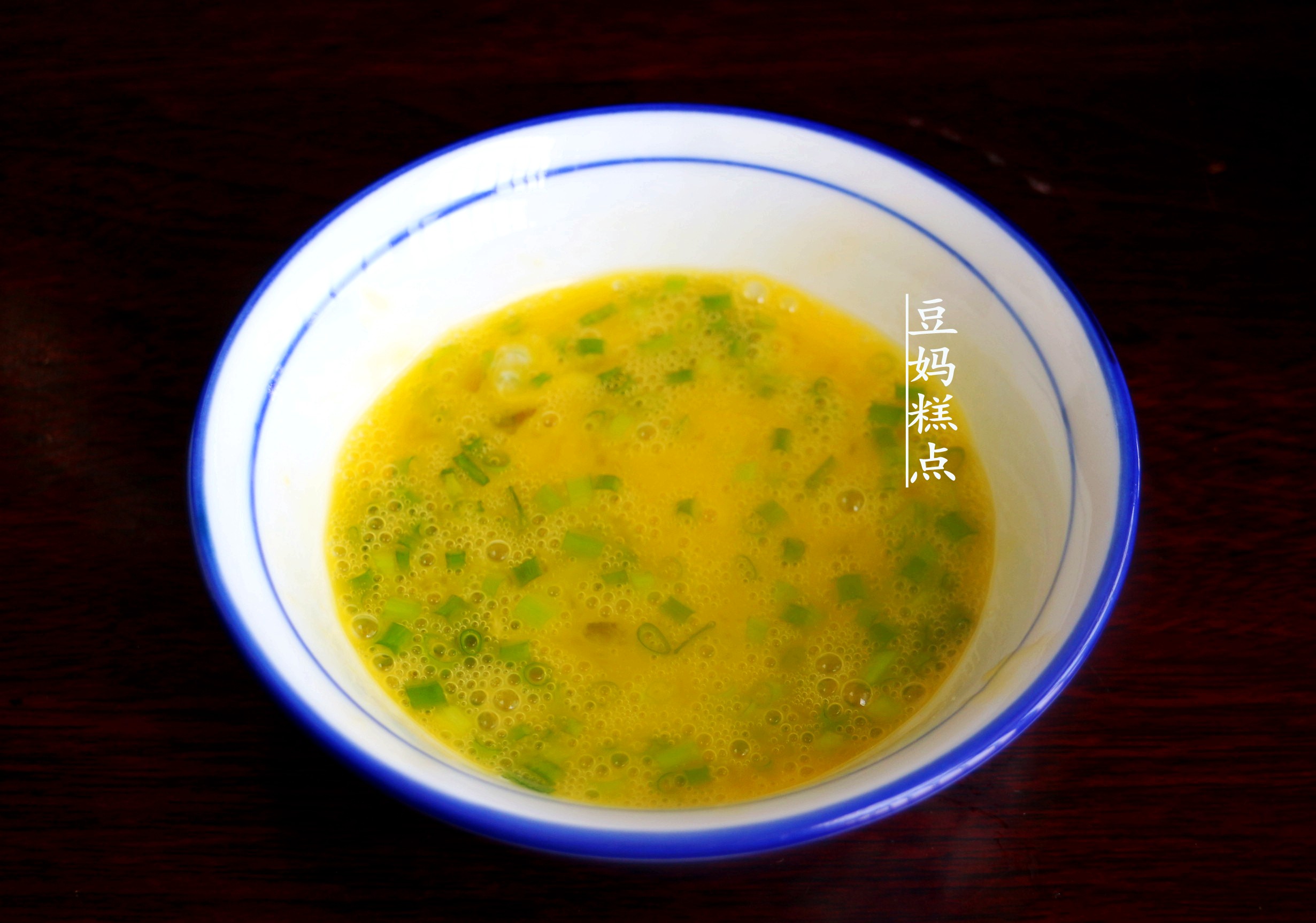 手不沾面大厨教你做早餐鸡蛋饼,手不沾面做葱花鸡蛋饼