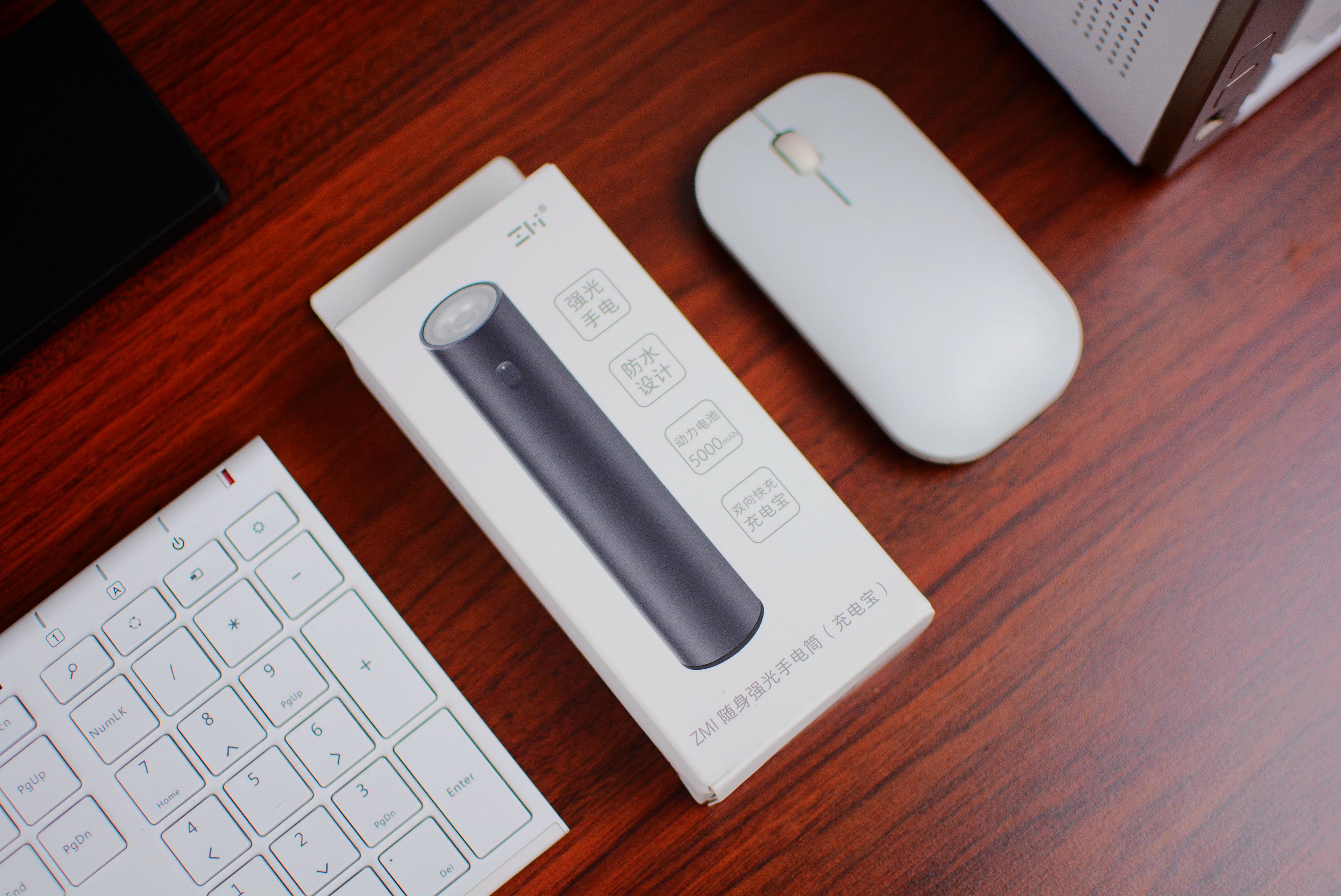 紫米手电筒和极蜂手电筒,小米新款多功能手电筒